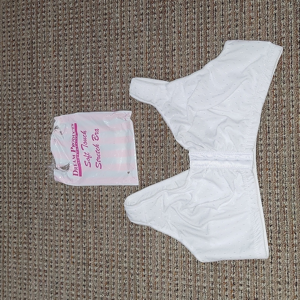 Dream products soft touch stretch bra size 40 front closure NWT bag is open